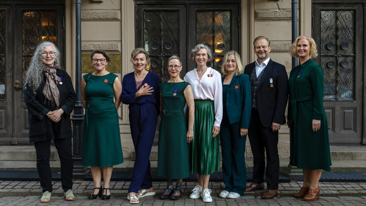 Palkittuja henkilöitä seisomassa rivissä