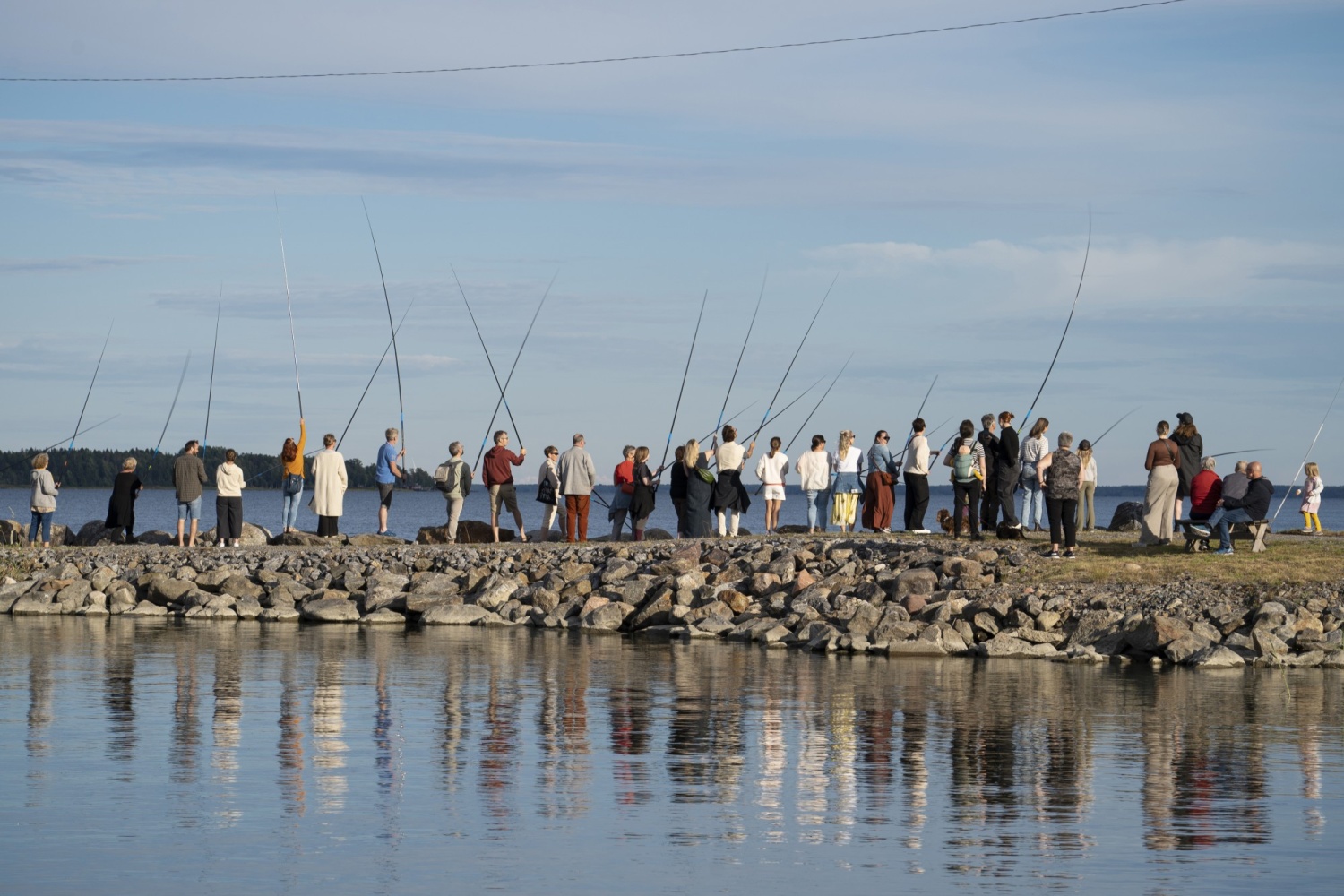 En grupp av människör fiskar
