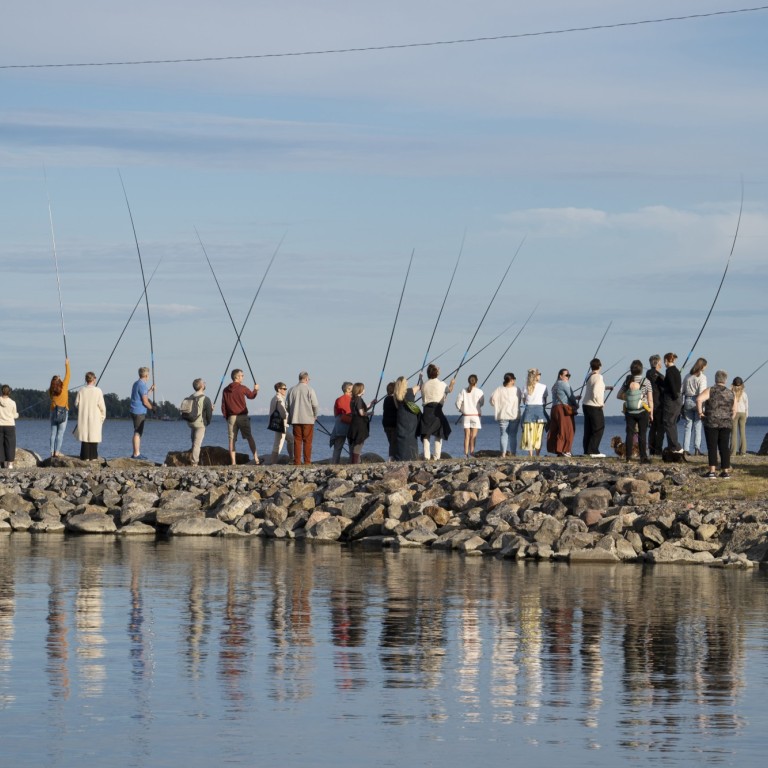En grupp av människör fiskar