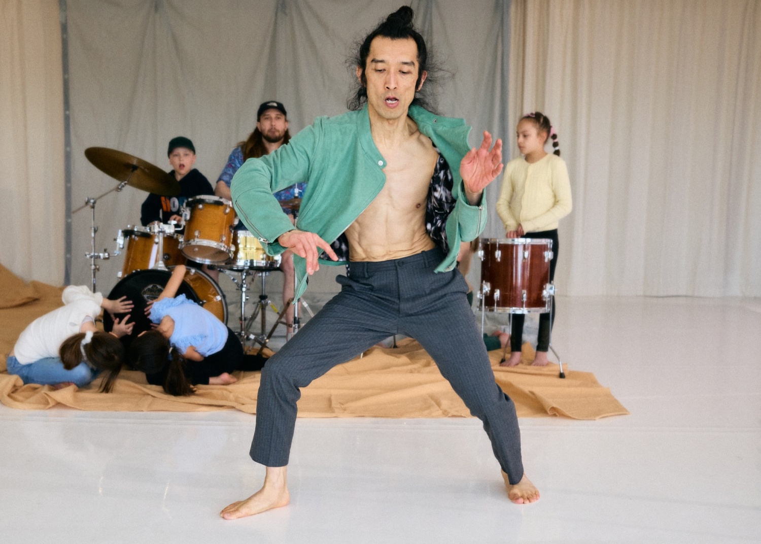 En man och barn dansar kring en trummis