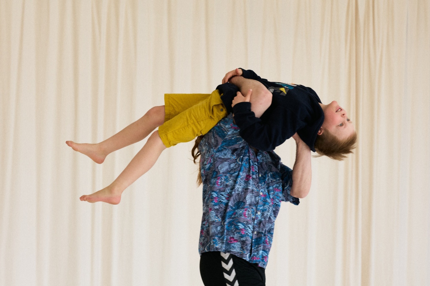 En man har en barn på hans axel