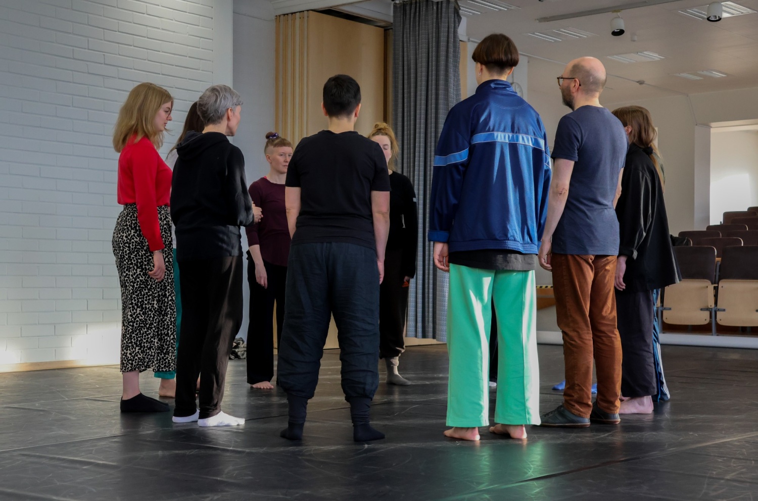 Ihmisiä seisomassa piirissä