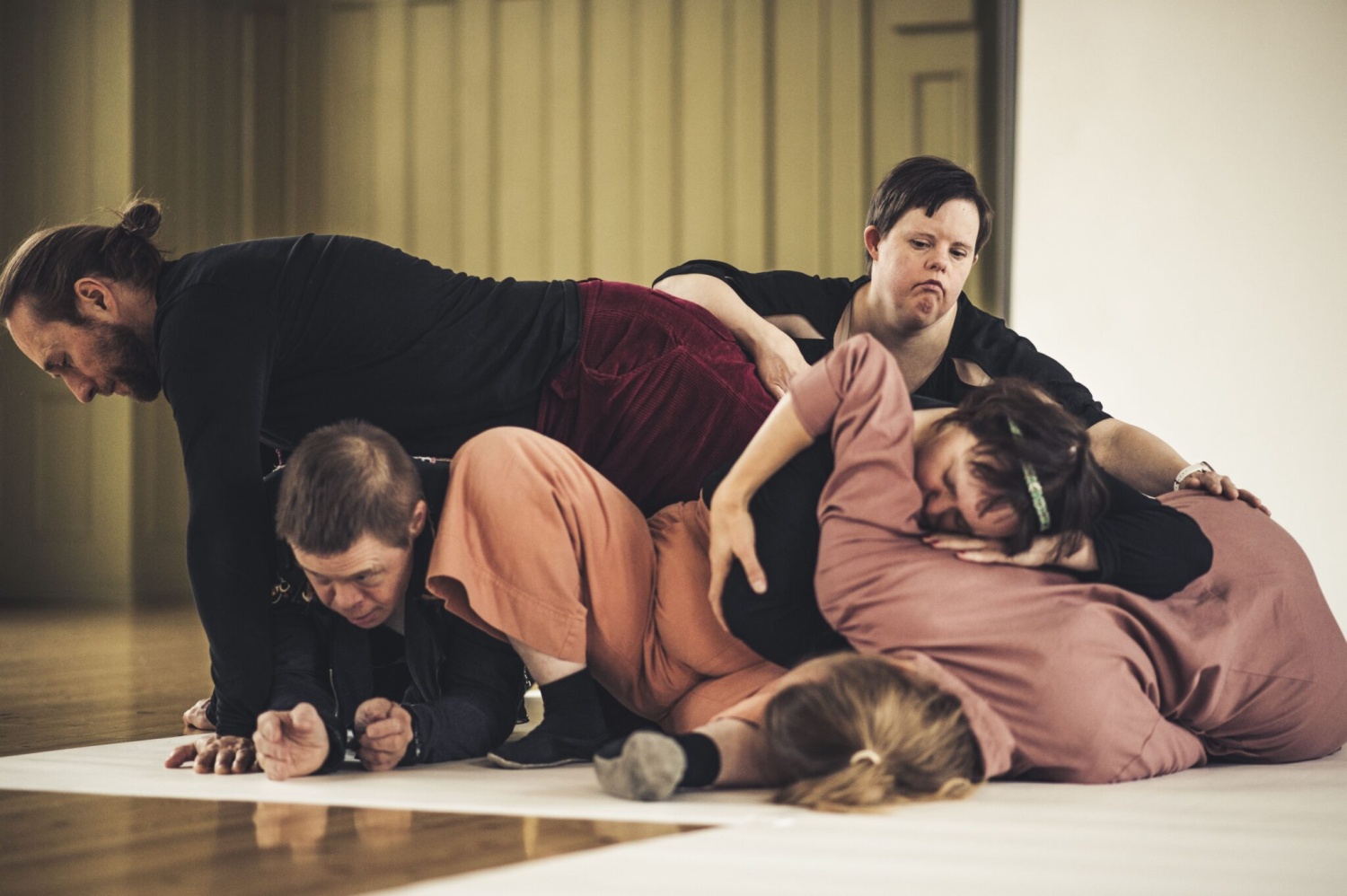 En grupp av dansare på varandra på golvet