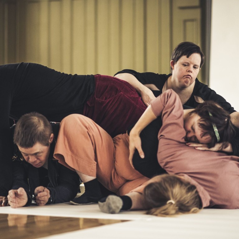 En grupp av dansare på varandra på golvet