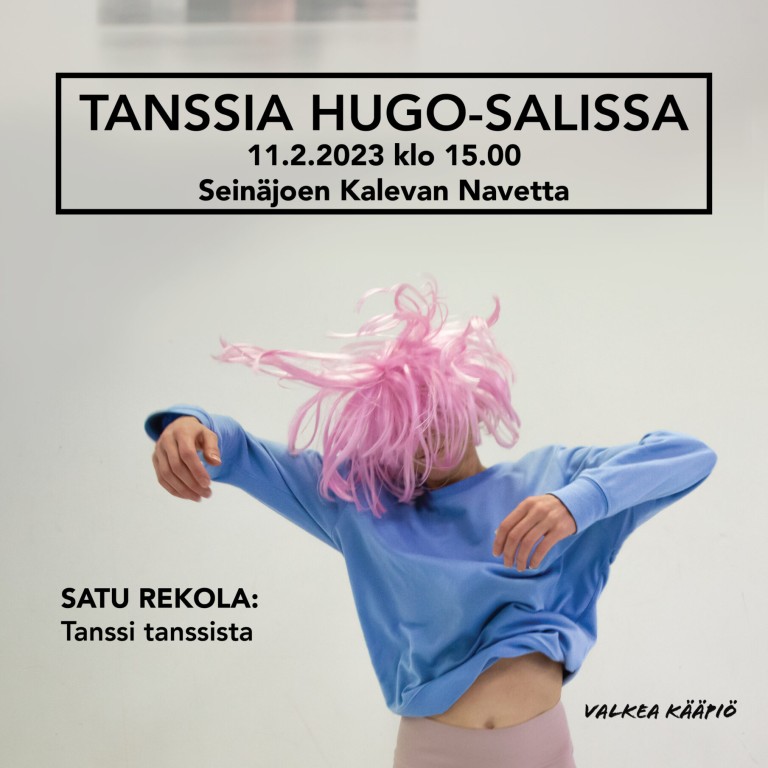 En Dansare på golvet och en annan stående med rosa hår