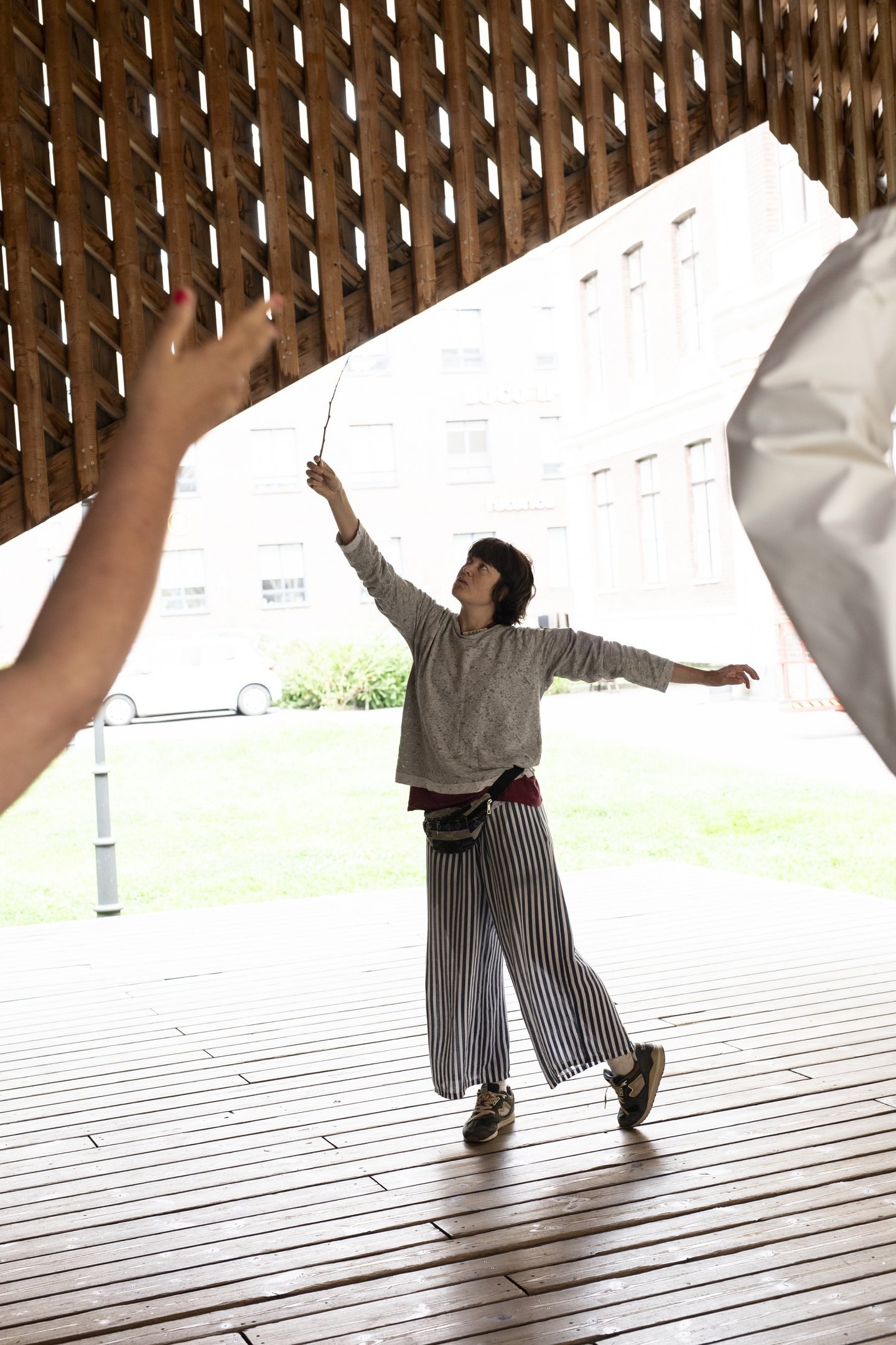 Nainen tanssii ulkona