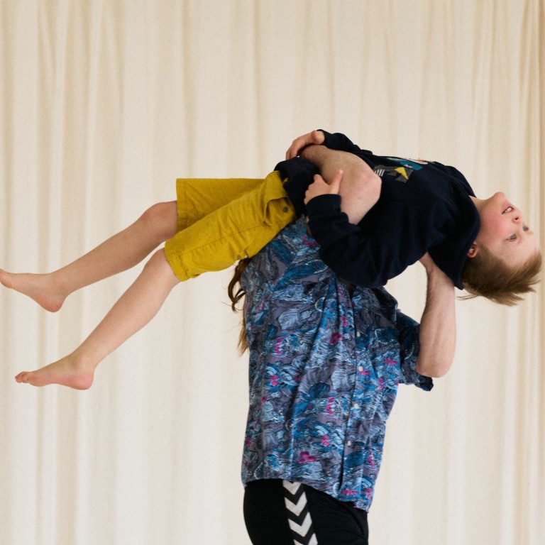 Mies kantaa lasta olkapäällä