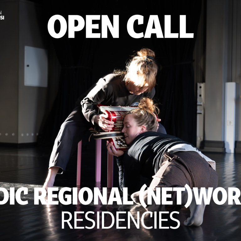 kaksi naista ja hanuri