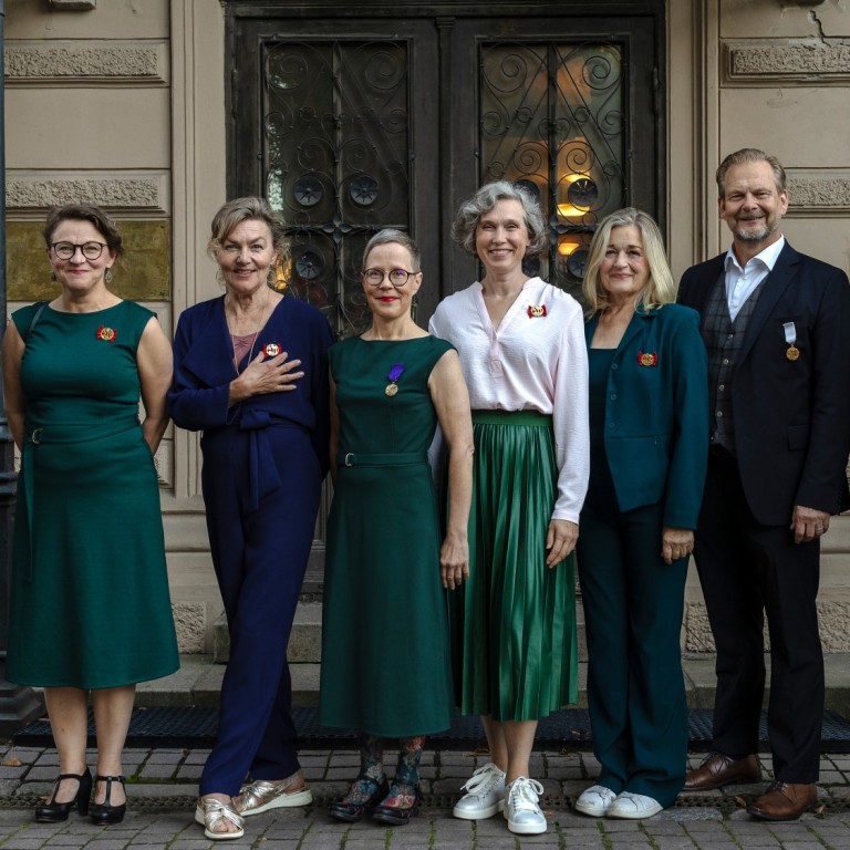 Prisbelönta människor i en rad