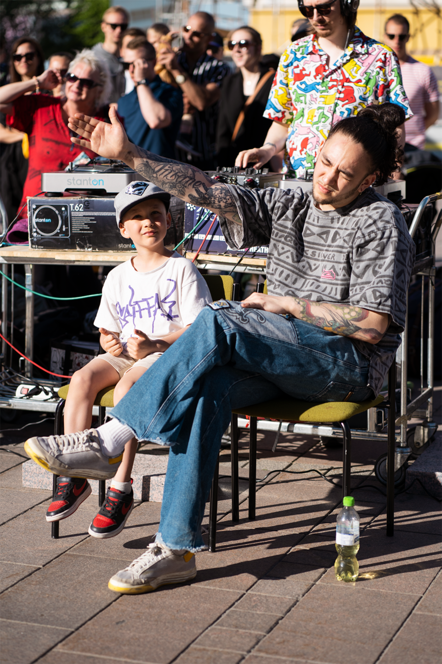 En man sitter och pekar till höger