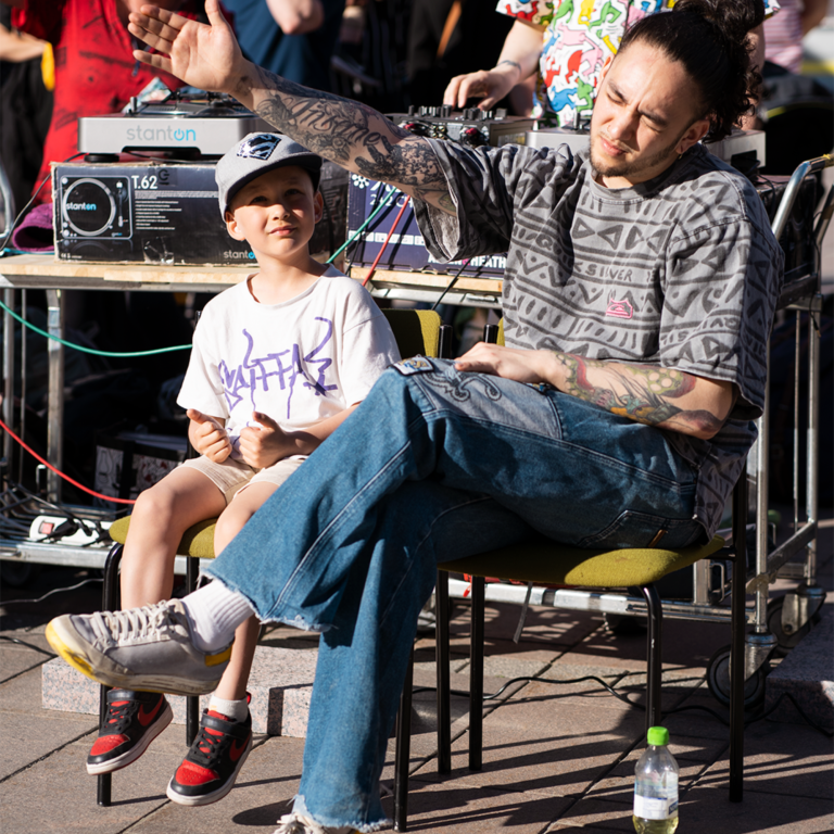 En man sitter och pekar till höger