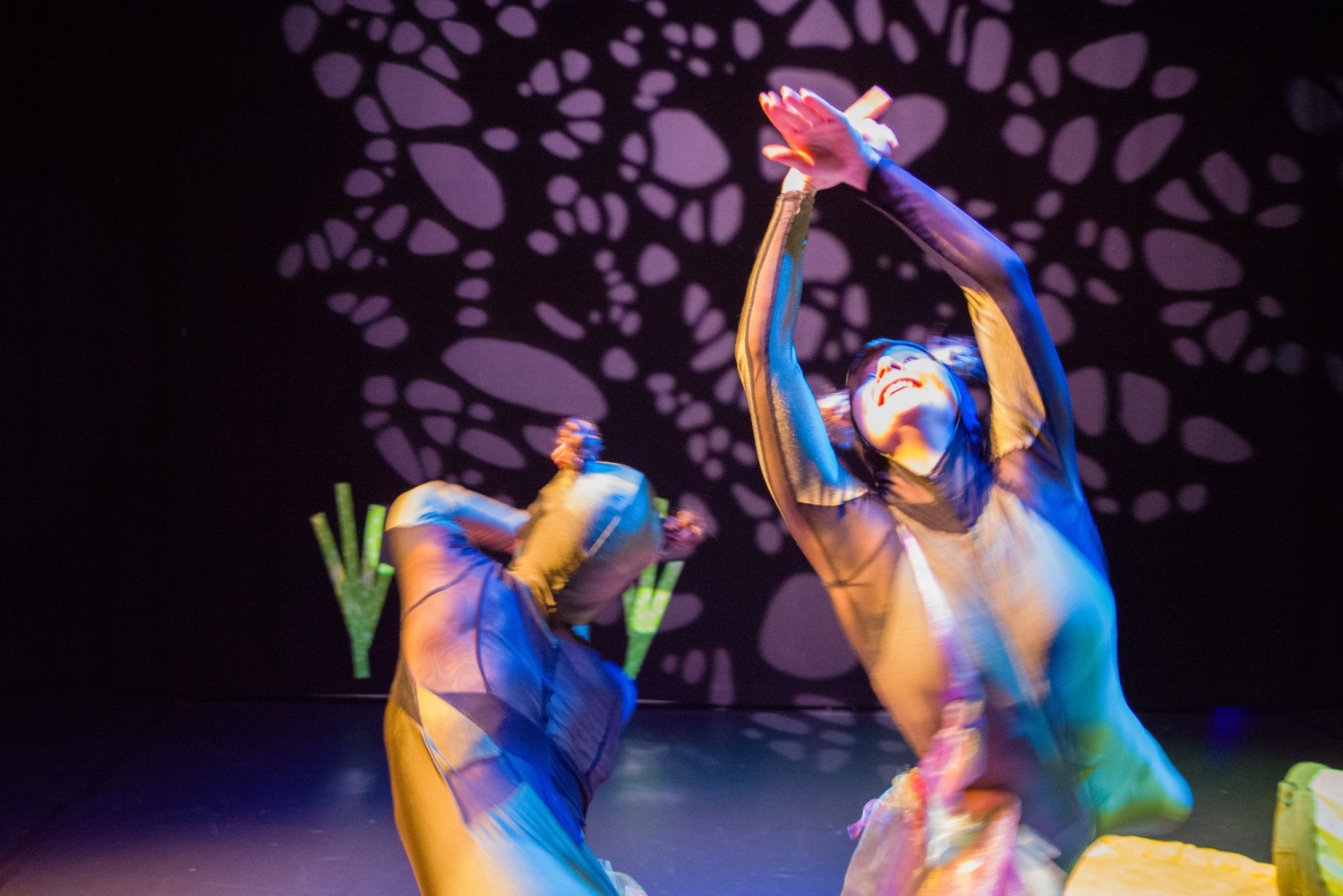 Kaksi ihmishahmoa valoissa