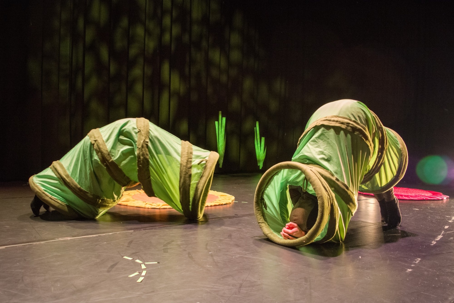 Kaksi ihmistä puneutuneina toukiksi