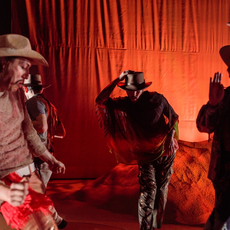 Kolme tanssivaa cowboyta