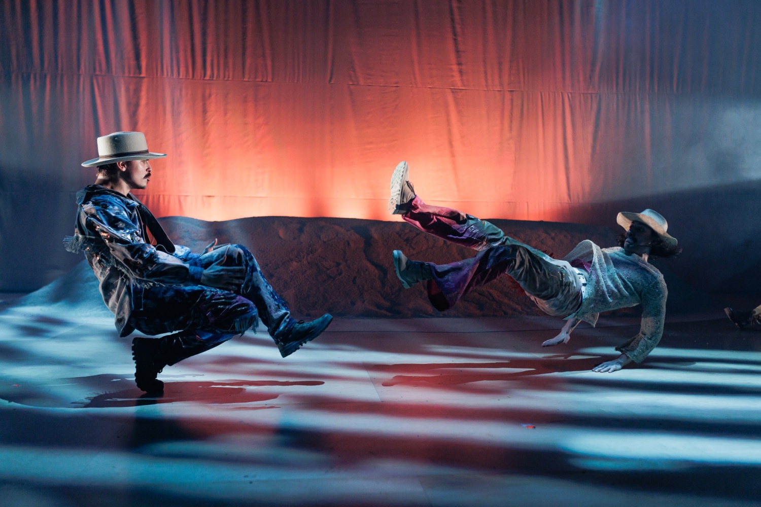 Två män breakdancing