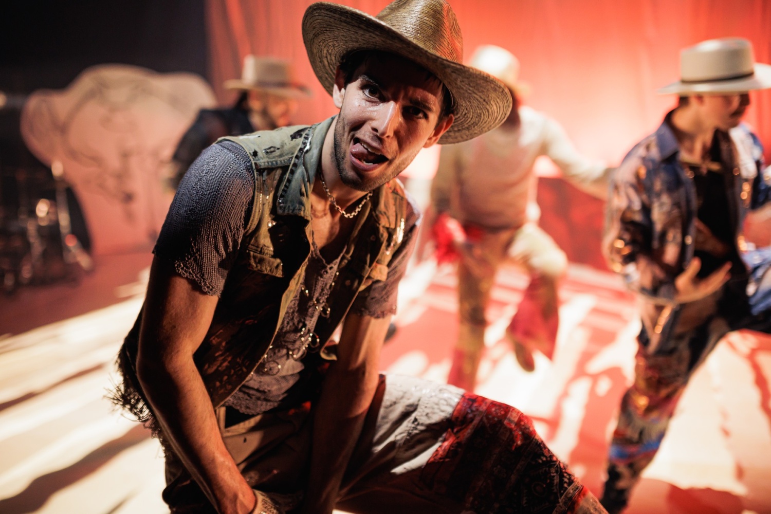 En dansande cowboy visar tungan